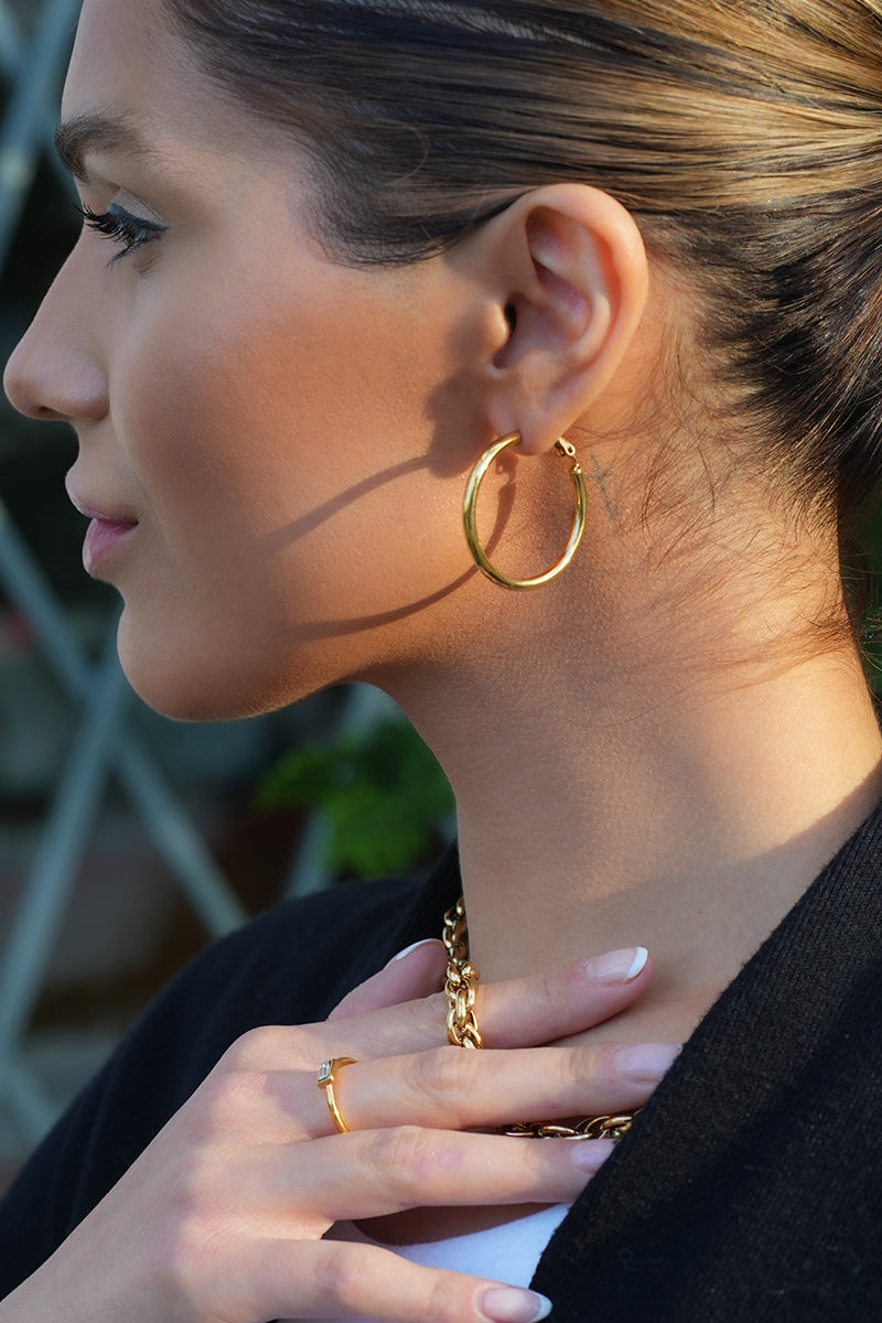 YANNA: Mid-Width Essential Hoop Earrings Gold Size C (3cm)