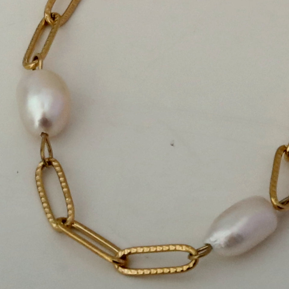 YORK: Fresh Water Pearl Trio on A Paper-Chain Necklace