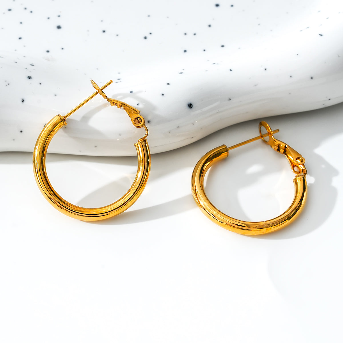 YOSHIKO: Mid-Width Essential Hoop Earrings Gold Size A (2 cm)