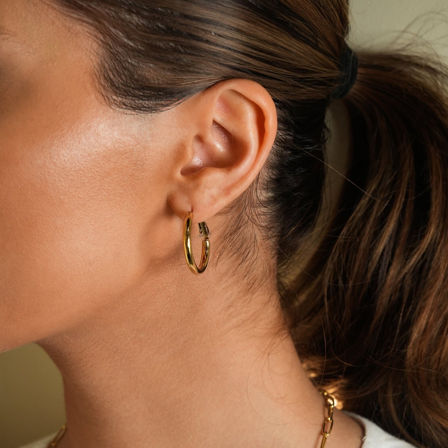 YOSHIKO: Mid-Width Essential Hoop Earrings Gold Size A (2 cm)