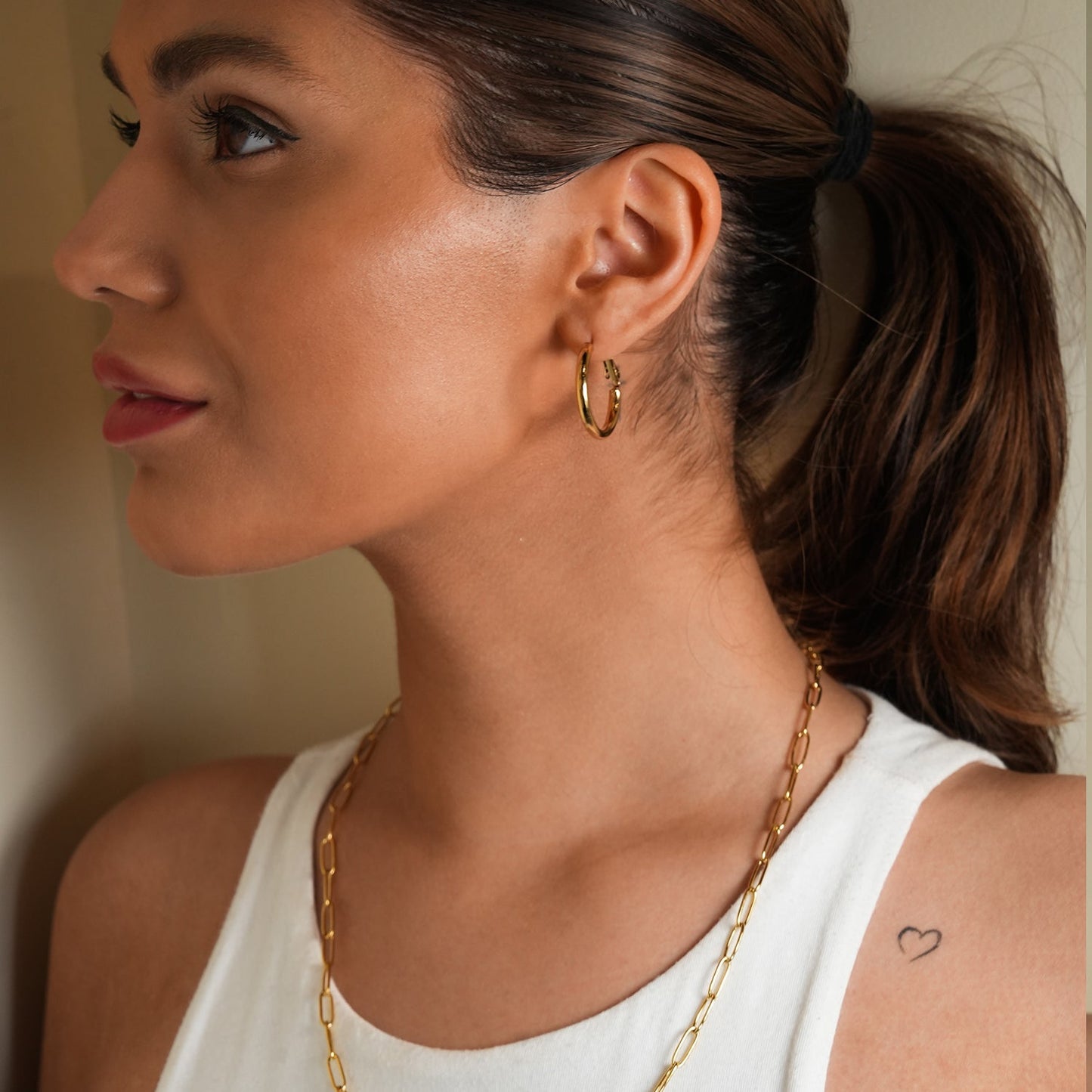 YOSHIKO: Mid-Width Essential Hoop Earrings Gold Size A (2 cm)