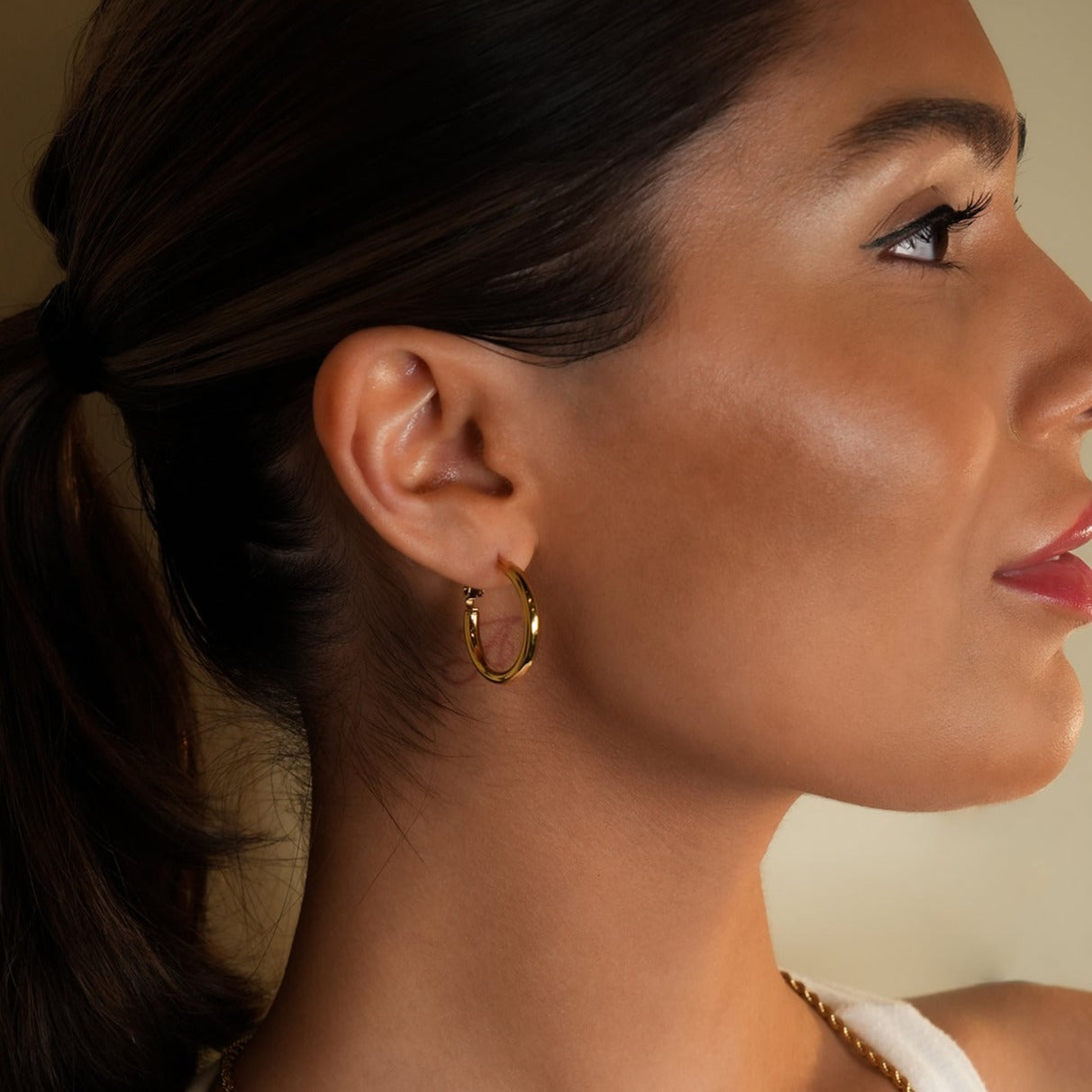 YOSHIKO: Mid-Width Essential Hoop Earrings Gold Size A (2 cm)