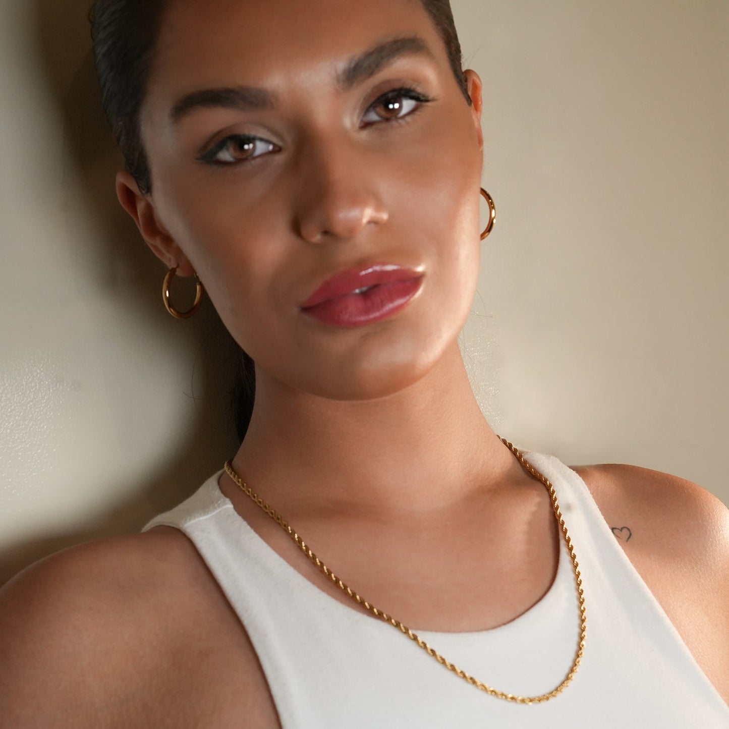 YOSHIKO: Mid-Width Essential Hoop Earrings Gold Size A (2 cm)