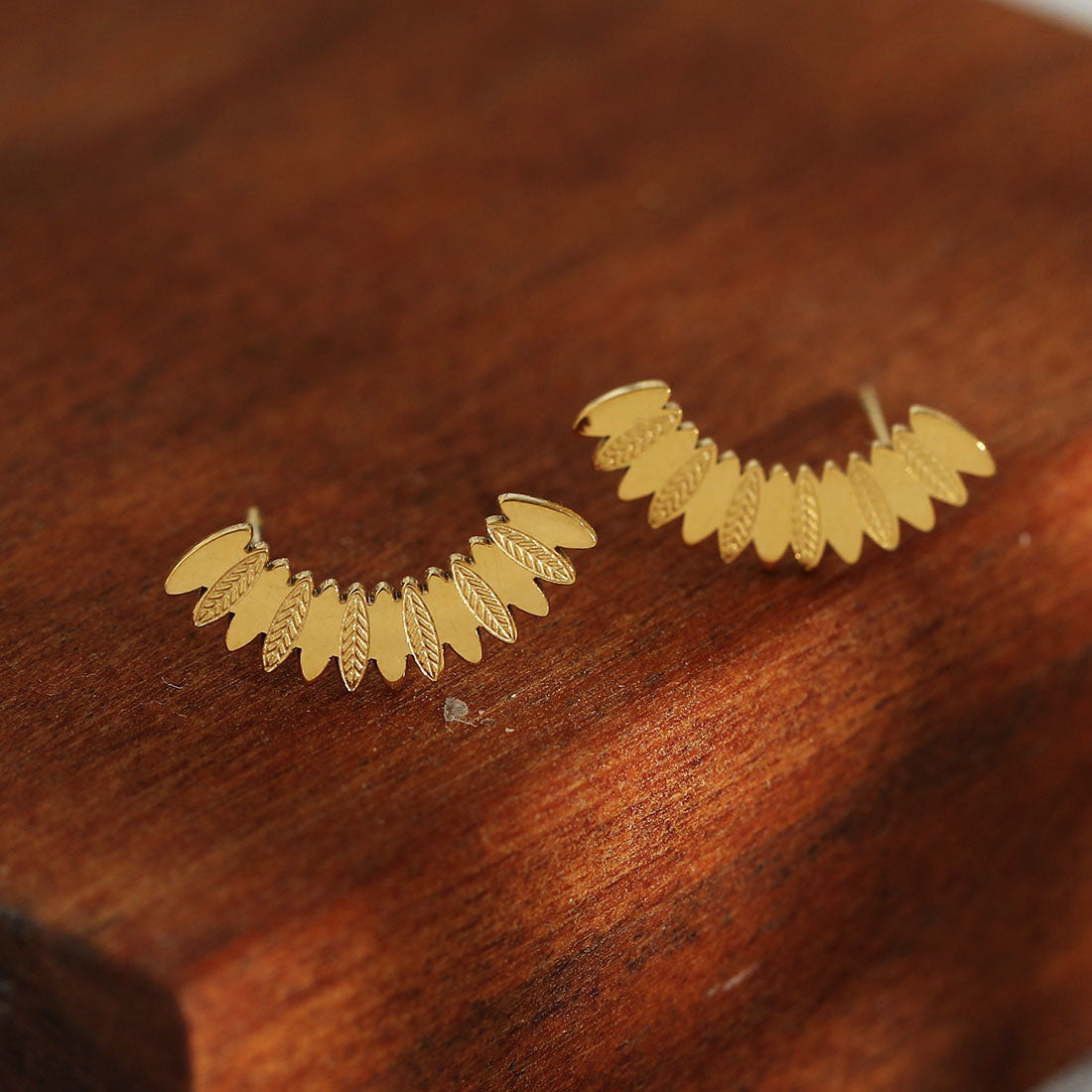 ZOEY: Curved Shaped Leaf Patterned Stud Earrings