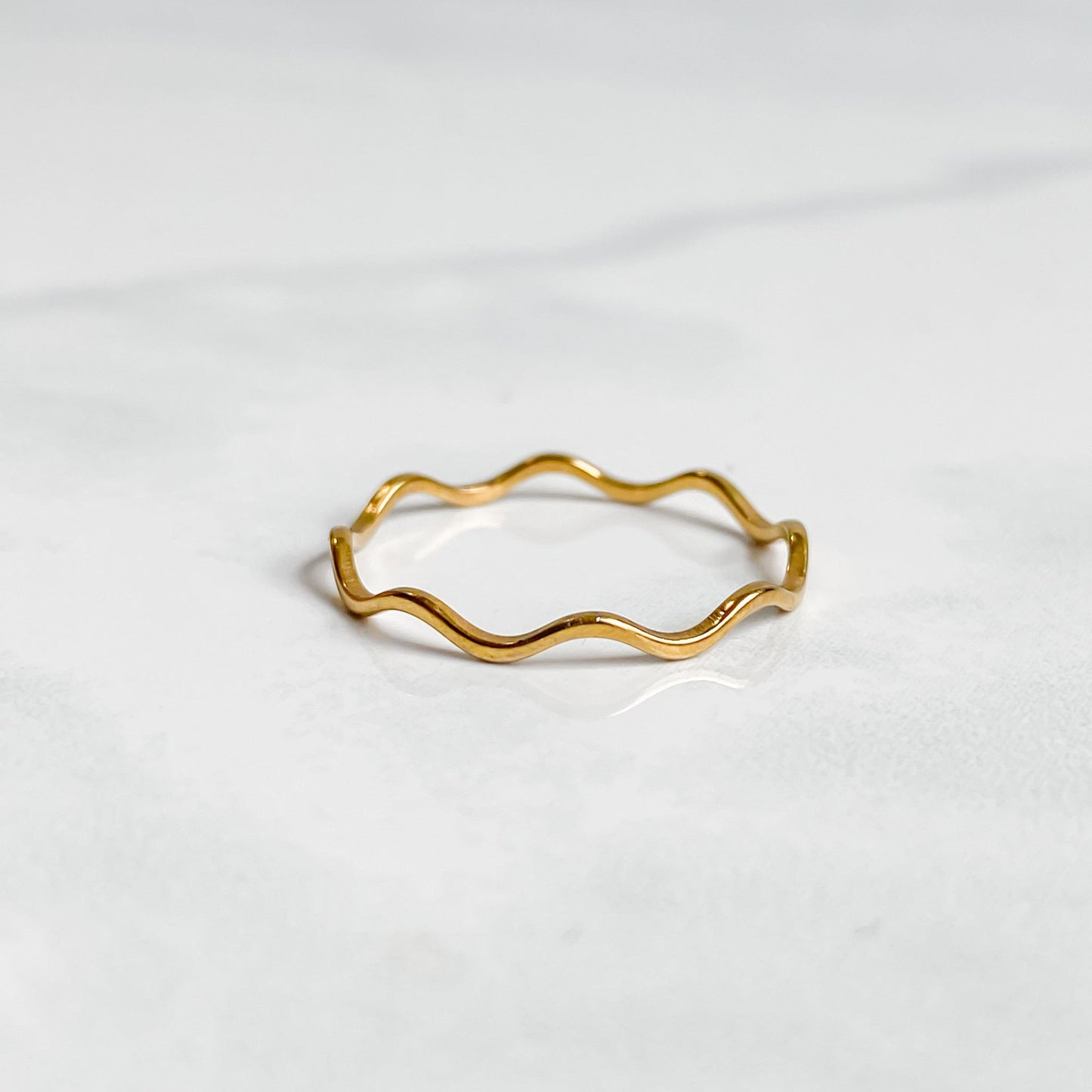 Bague ondulée dorée en acier inoxydable plaqué or 18K | NAÏA