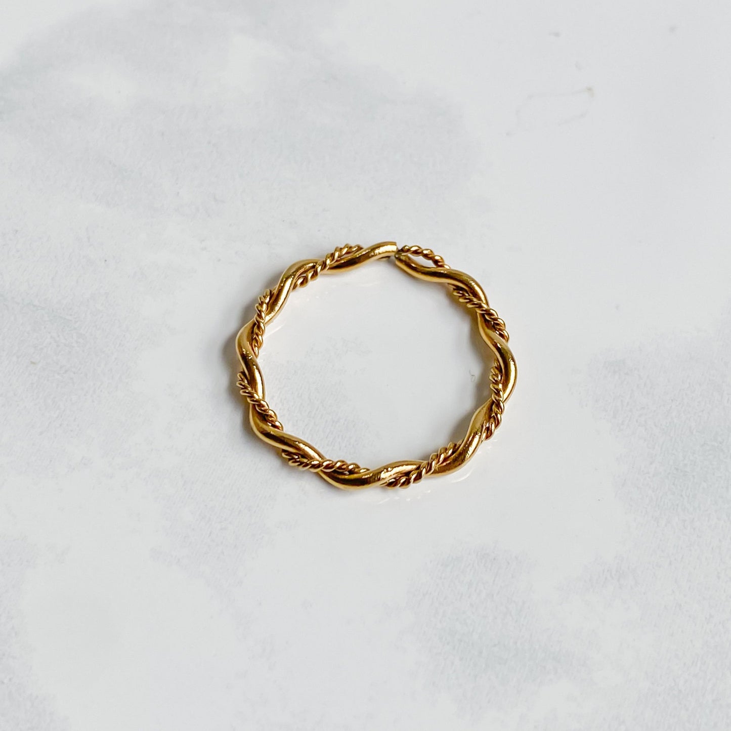 Bague torsadée en acier inoxydable plaqué or 18K | RHÉA