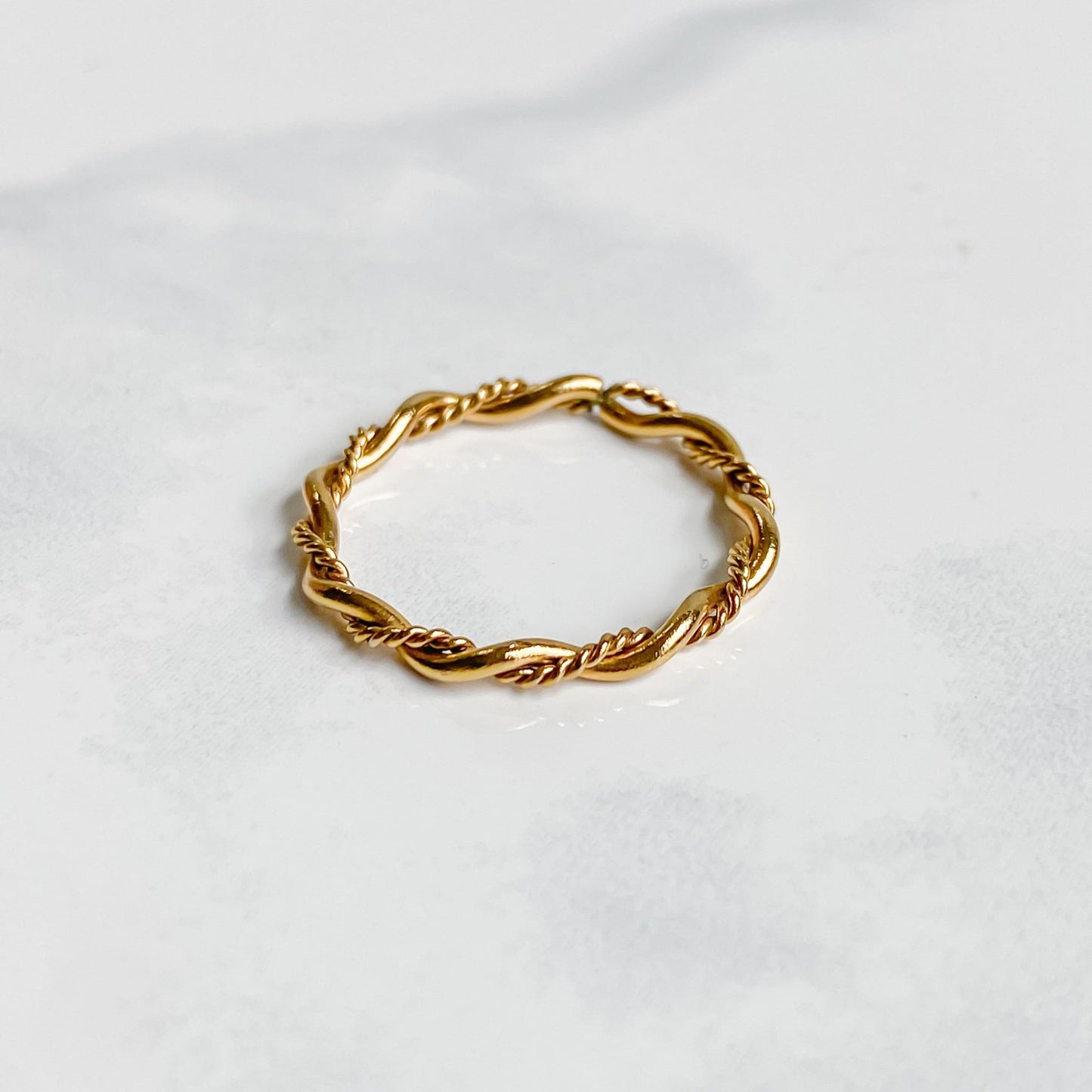 Bague torsadée en acier inoxydable plaqué or 18K | RHÉA