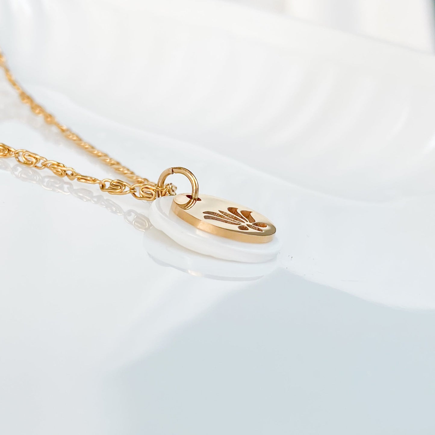 Collier doré en nacre et fleur de lotus | THÉTIS
