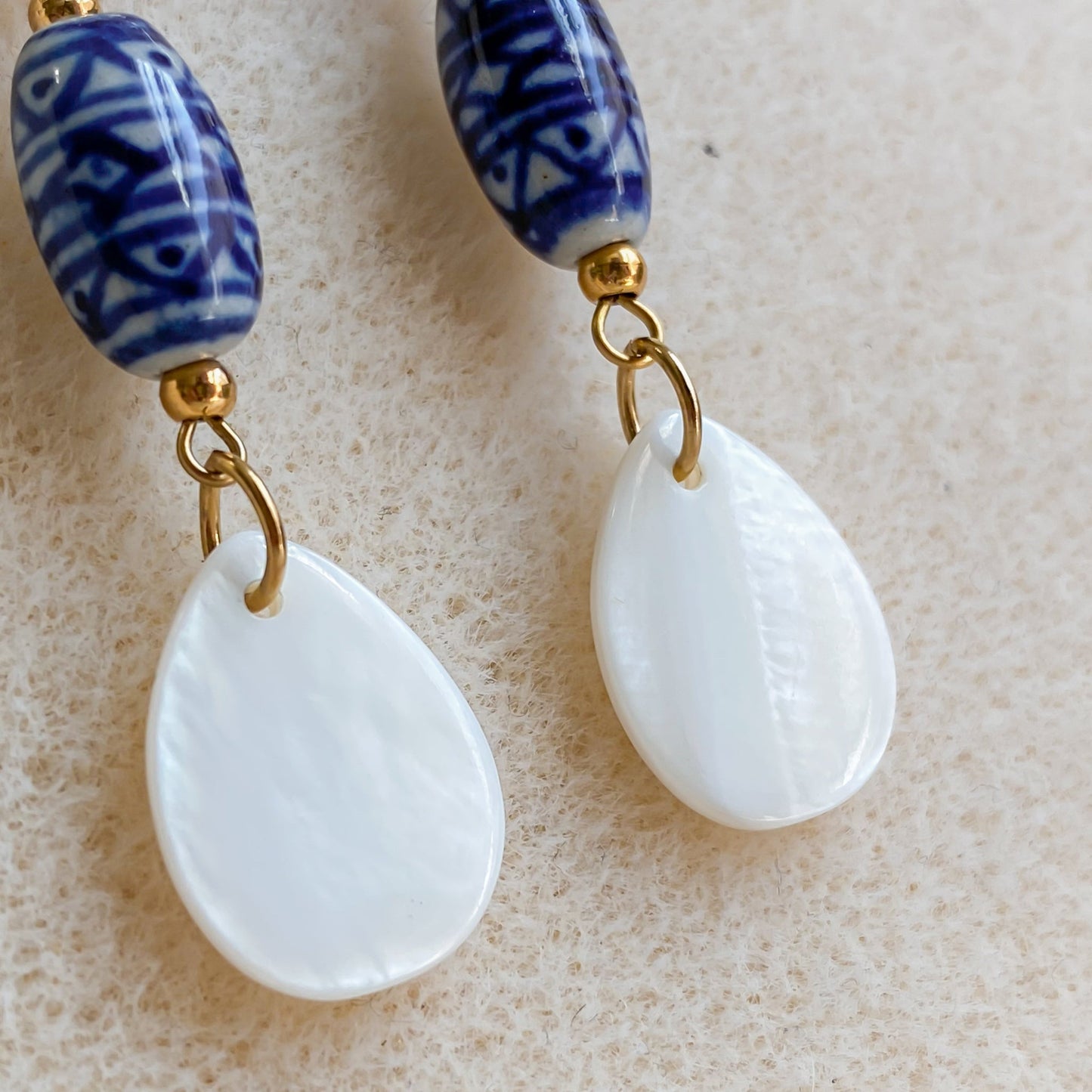 Boucles d’oreilles en céramique bleue & nacre naturelle | ABALONE