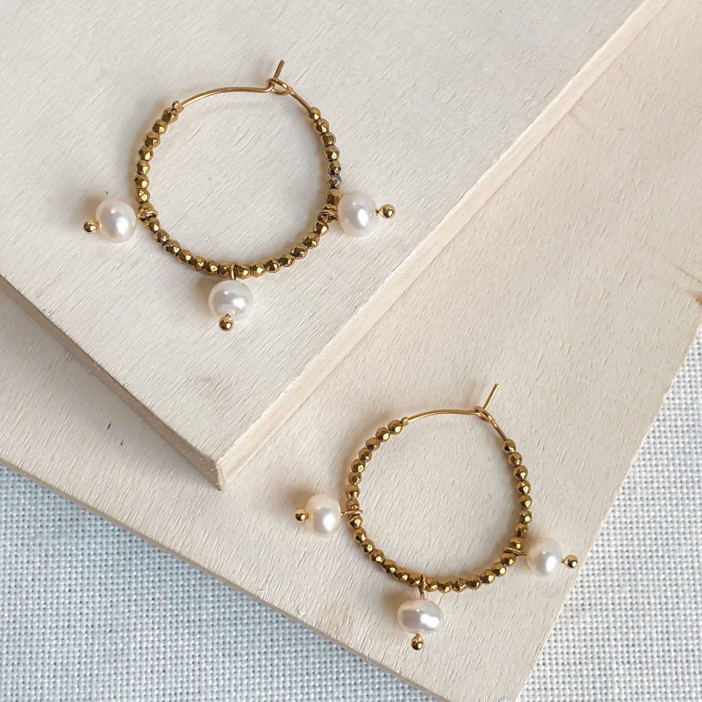 Boucles d’oreilles créoles dorées avec perles d’eau douce | AURÉA