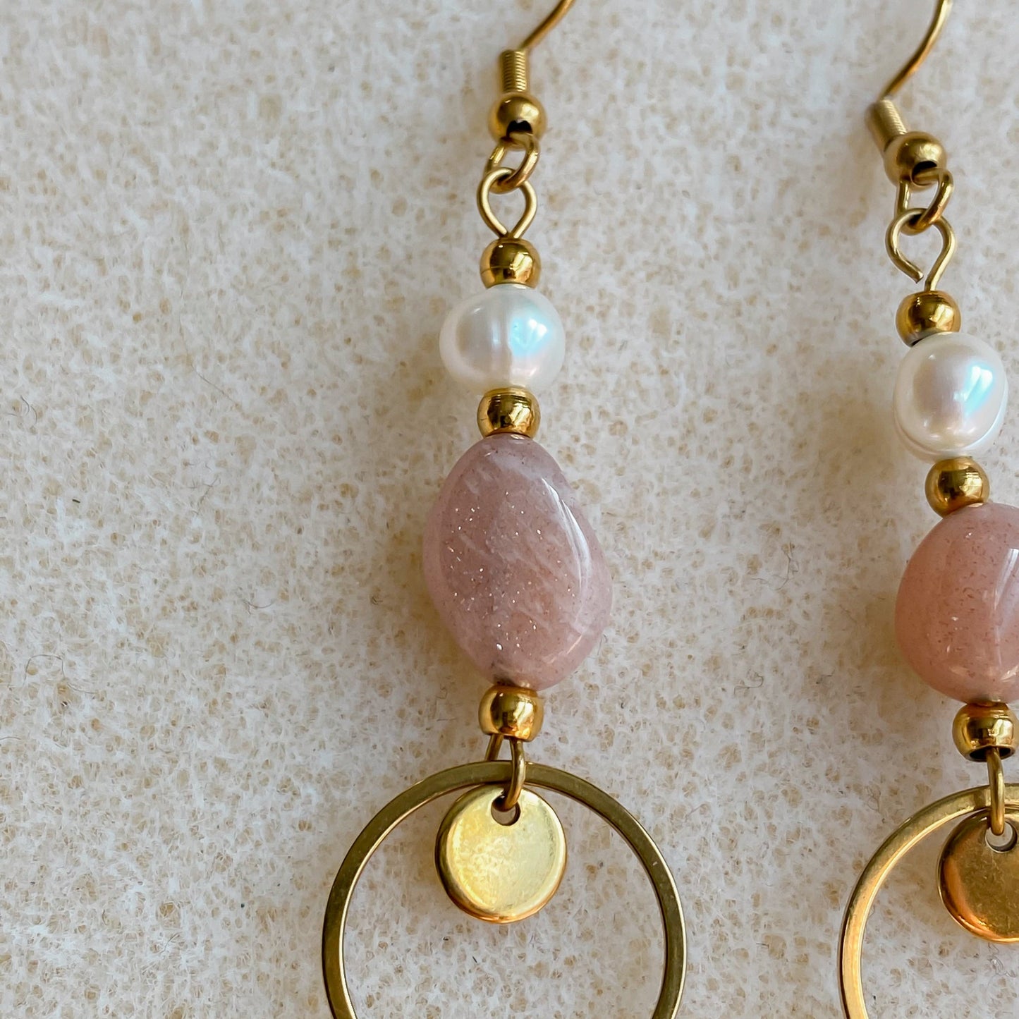 Boucles d’oreilles pendantes avec perles d’eau douce et pierre de soleil | DAPHNÉ