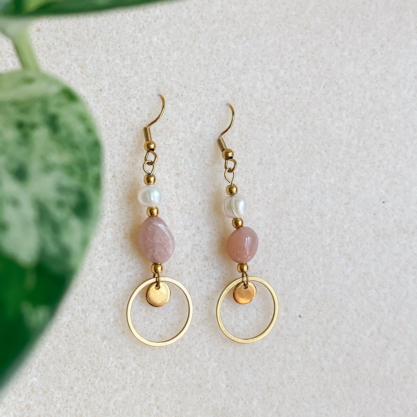 Boucles d’oreilles pendantes avec perles d’eau douce et pierre de soleil | DAPHNÉ