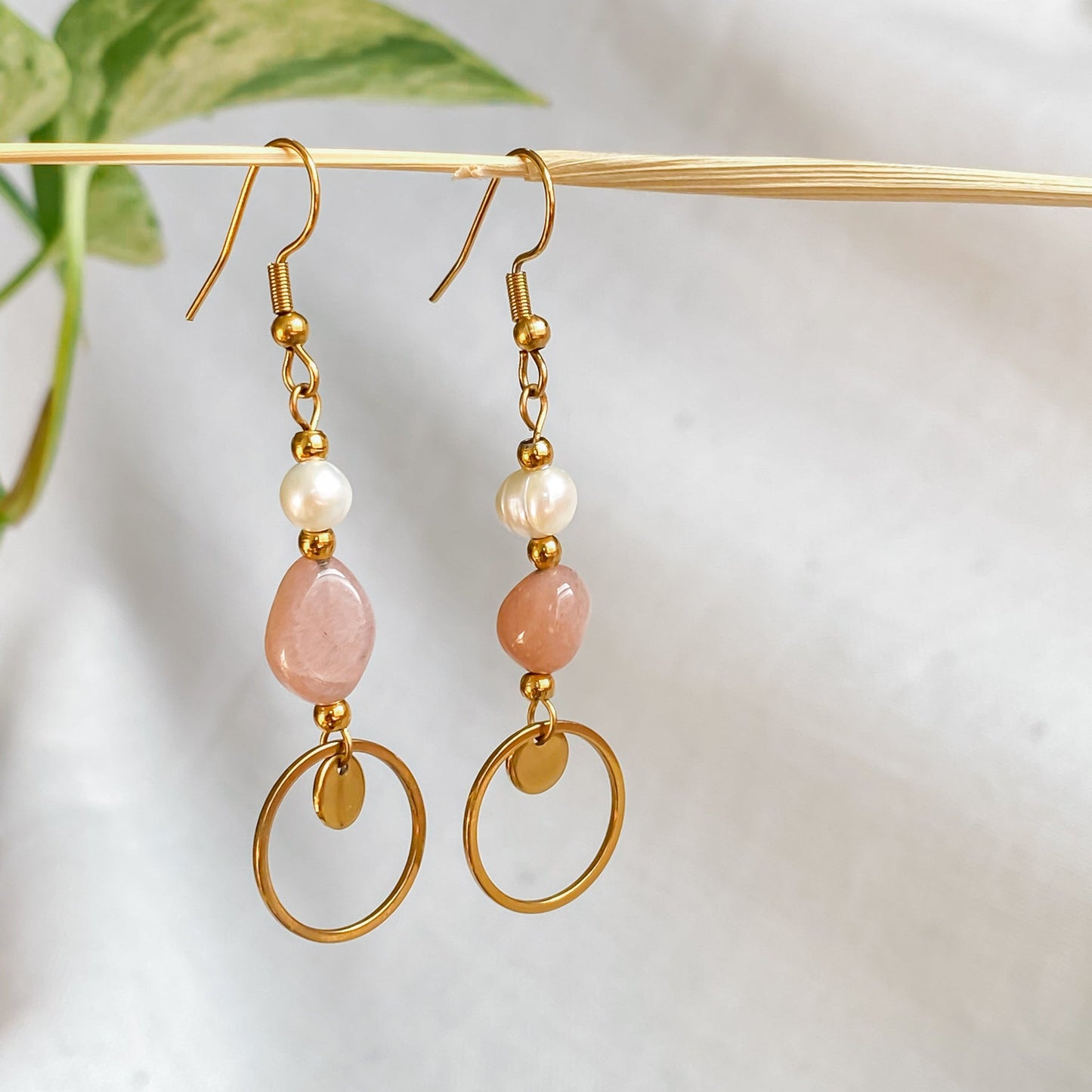 Boucles d’oreilles pendantes avec perles d’eau douce et pierre de soleil | DAPHNÉ
