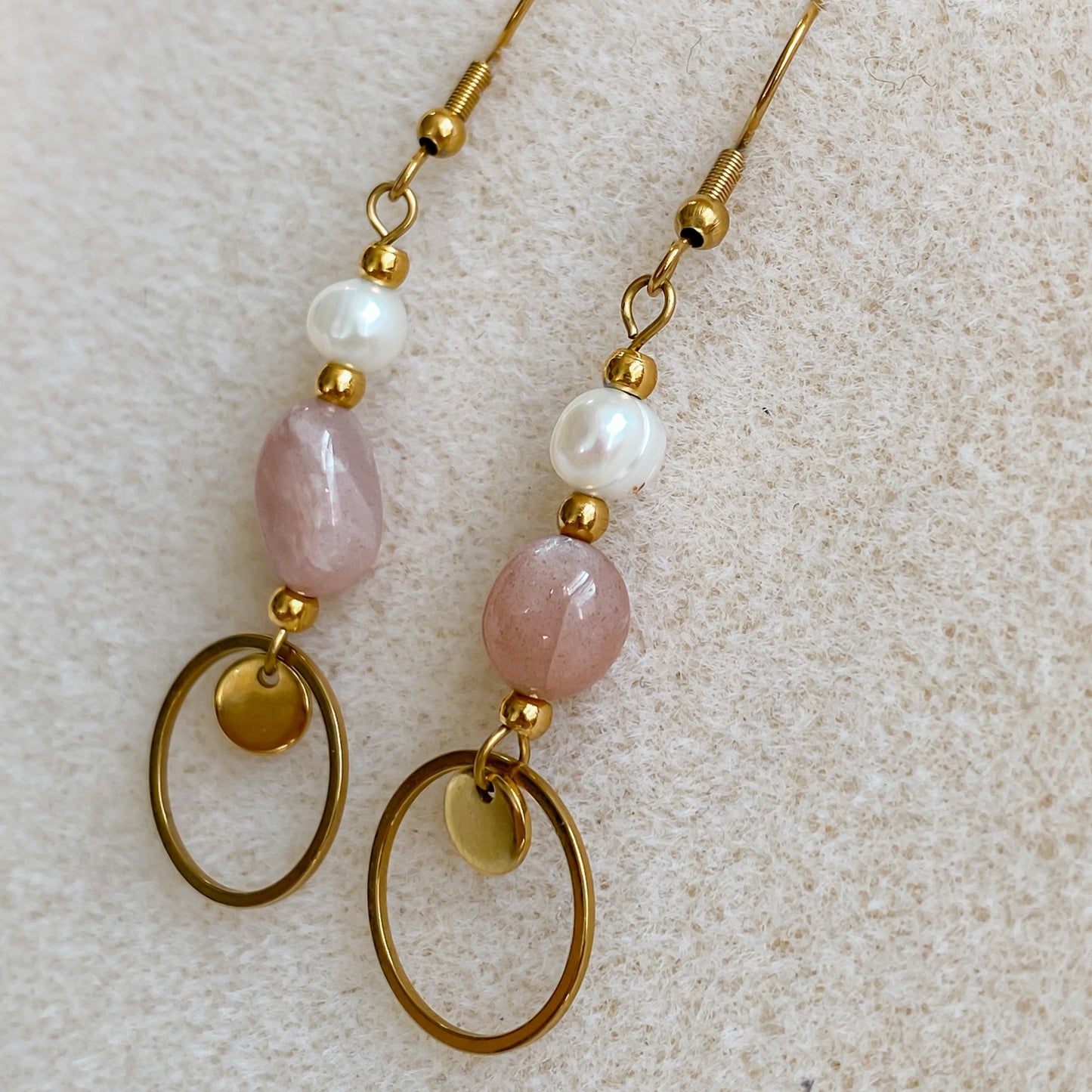 Boucles d’oreilles pendantes avec perles d’eau douce et pierre de soleil | DAPHNÉ