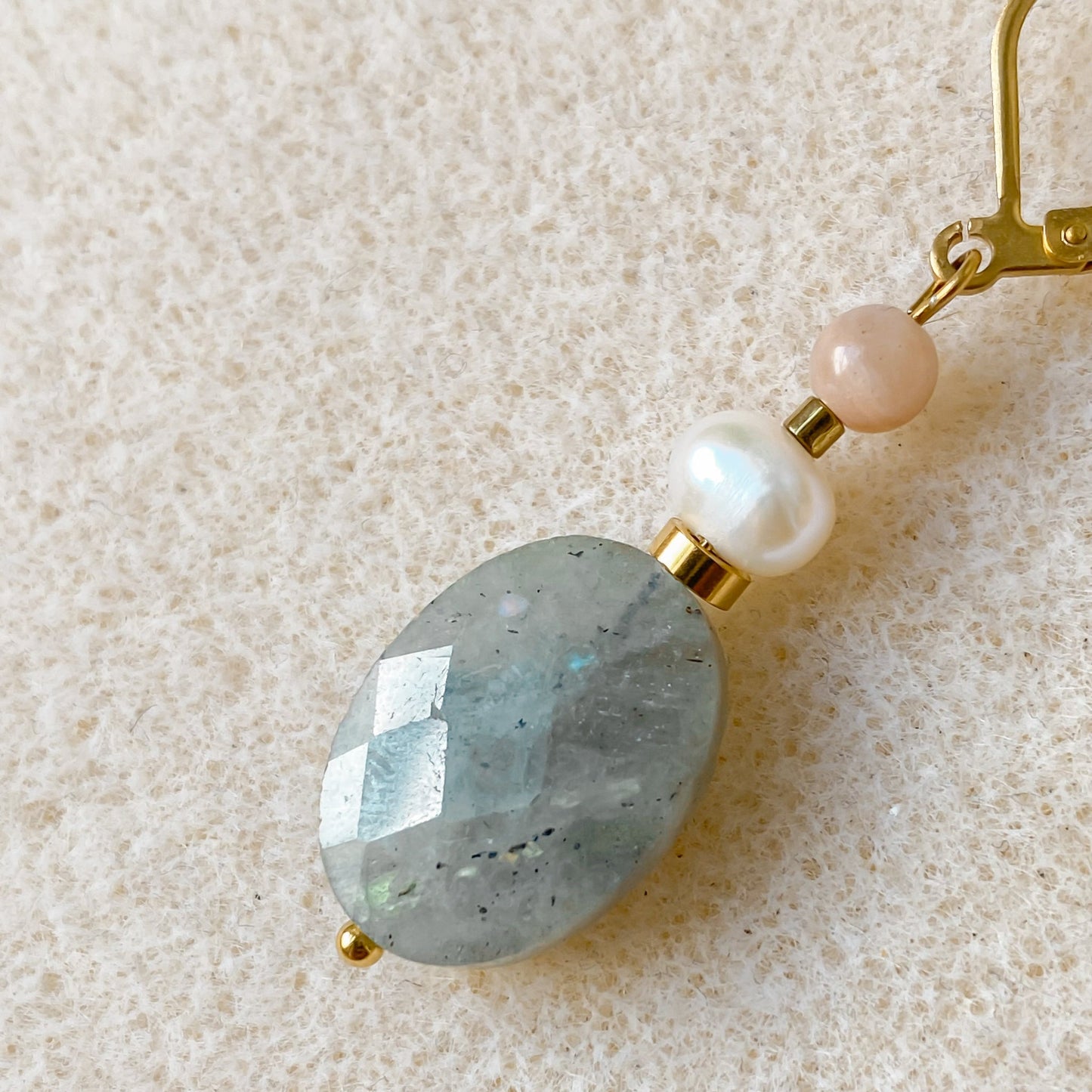 Boucles d’oreilles labradorite dorées pendantes 18K | ATHÉNA