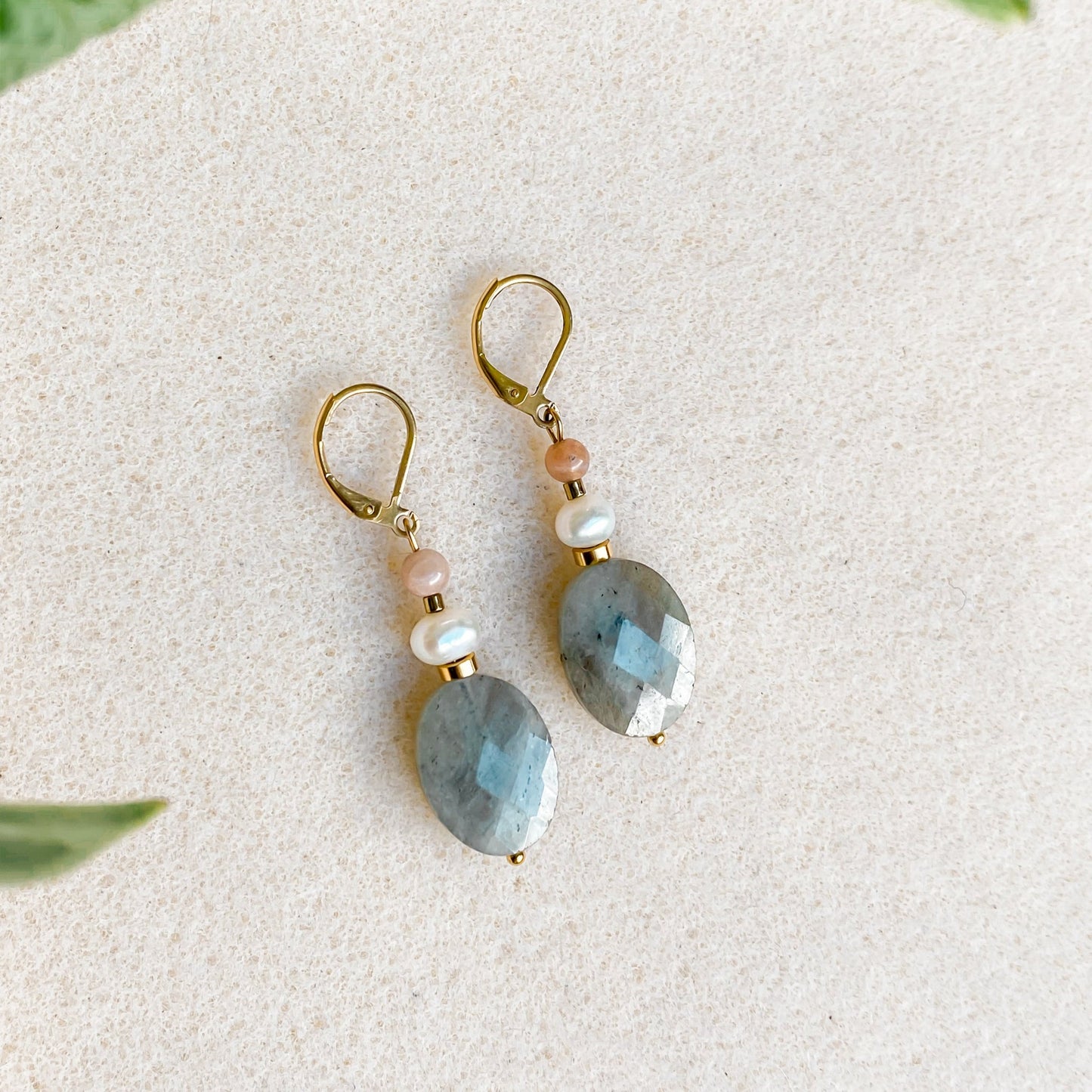 Boucles d’oreilles labradorite dorées pendantes 18K | ATHÉNA