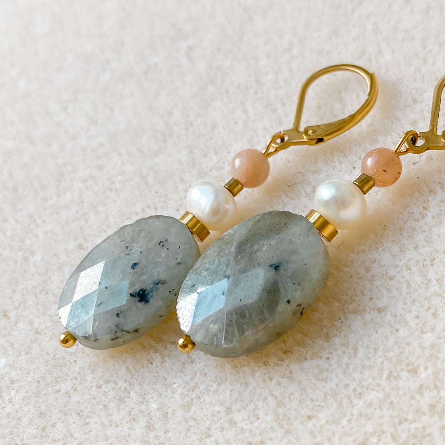 Boucles d’oreilles labradorite dorées pendantes 18K | ATHÉNA