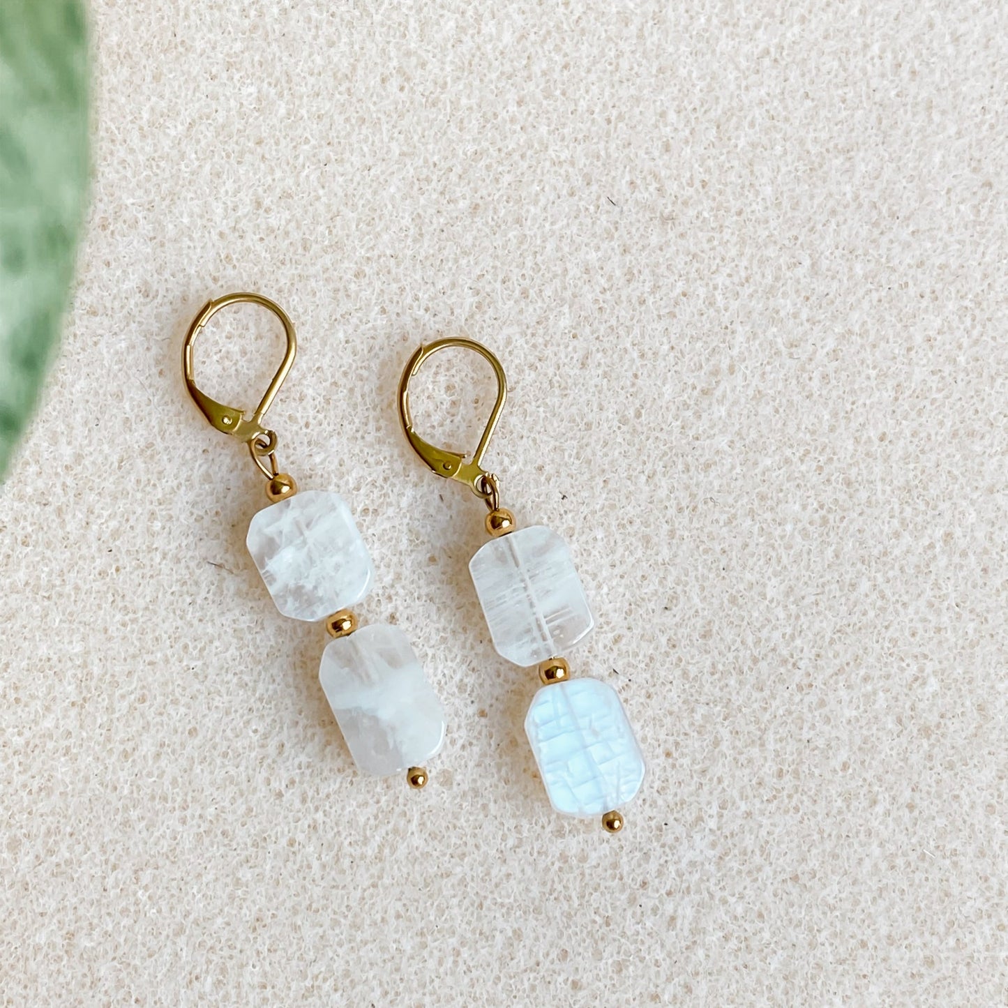 Boucles d’oreilles pierre de lune arc-en-ciel pendantes | PHOEBE