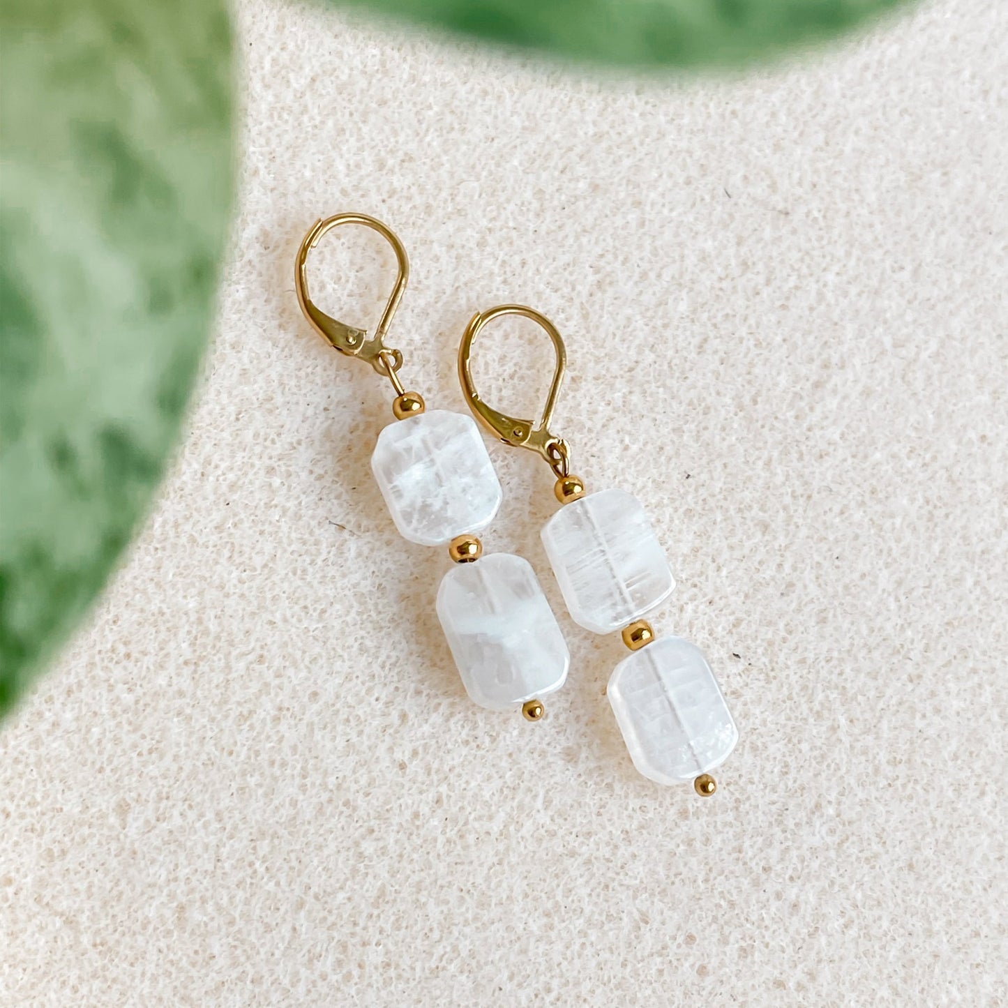 Boucles d’oreilles pierre de lune arc-en-ciel pendantes | PHOEBE