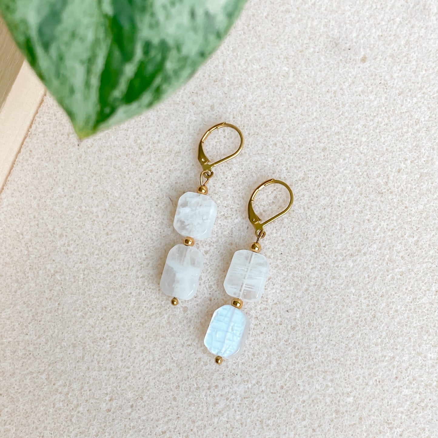 Boucles d’oreilles pierre de lune arc-en-ciel pendantes | PHOEBE