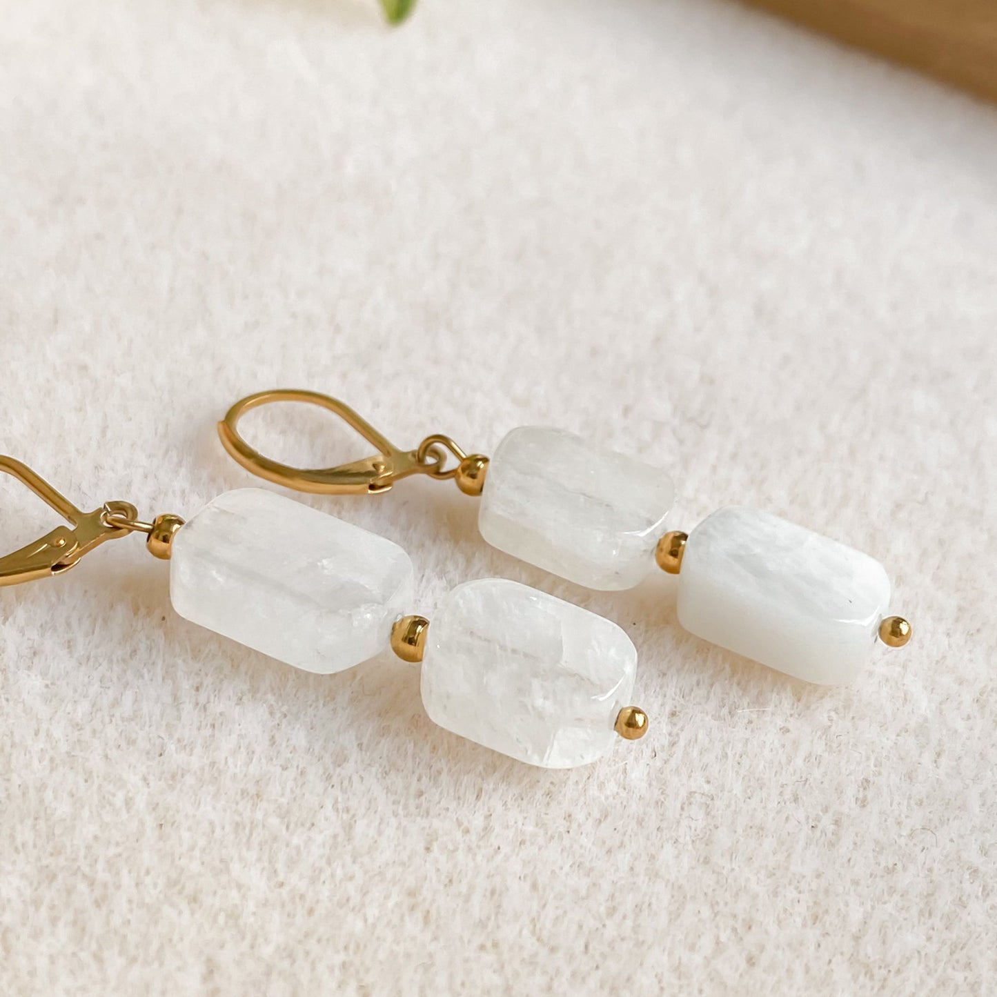 Boucles d’oreilles pierre de lune arc-en-ciel pendantes | PHOEBE