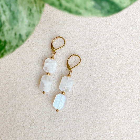 Boucles d’oreilles pierre de lune arc-en-ciel pendantes | PHOEBE