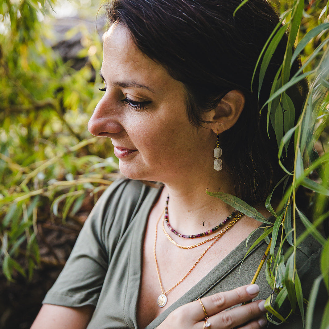 Boucles d’oreilles pierre de lune arc-en-ciel pendantes | PHOEBE