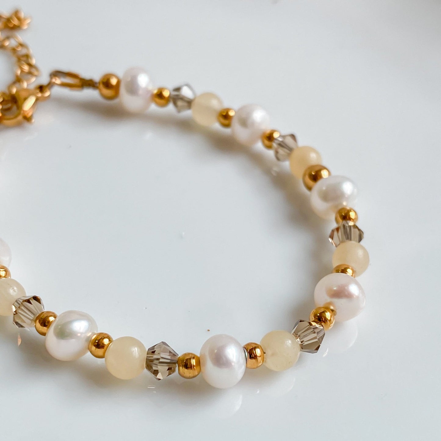 Bracelet fin en pierres de jade jaune et perles d’eau douce | THÉIA