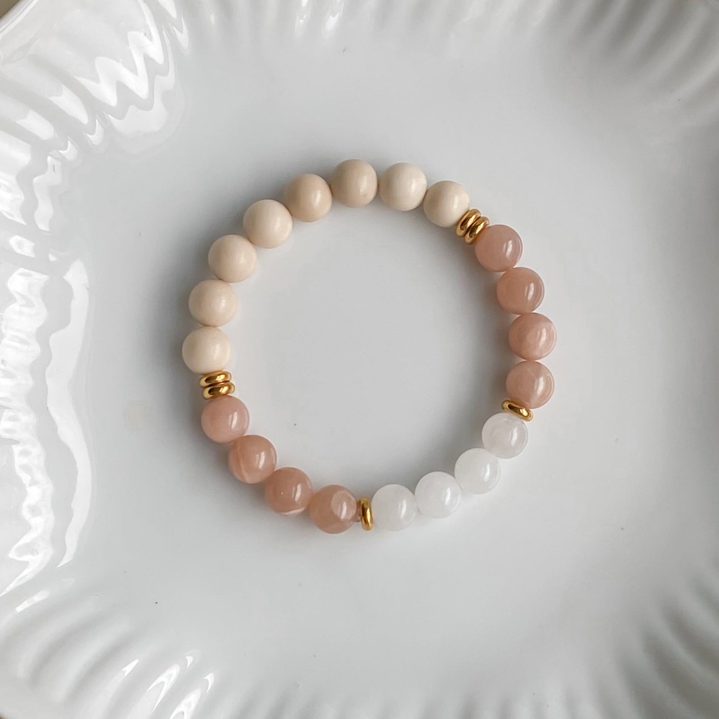 ECLAT DE SOLEIL | Bracelet en pierres de soleil, quartz et inox doré