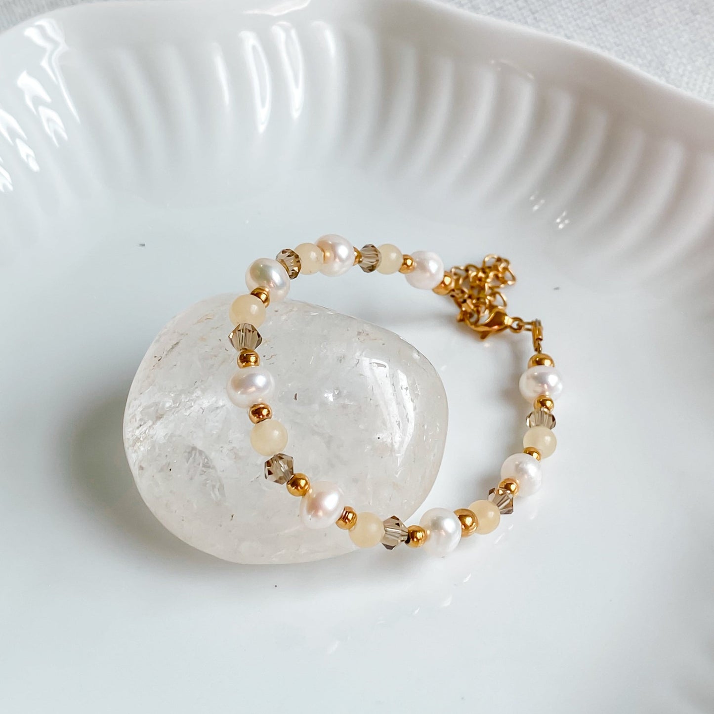 Bracelet fin en pierres de jade jaune et perles d’eau douce | THÉIA