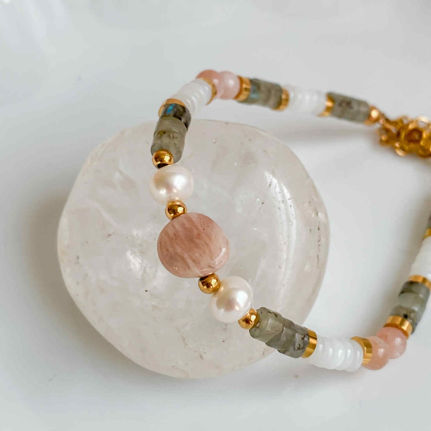 Bracelet en pierres naturelles et acier inoxydable plaqué or 18K | HÉCATE