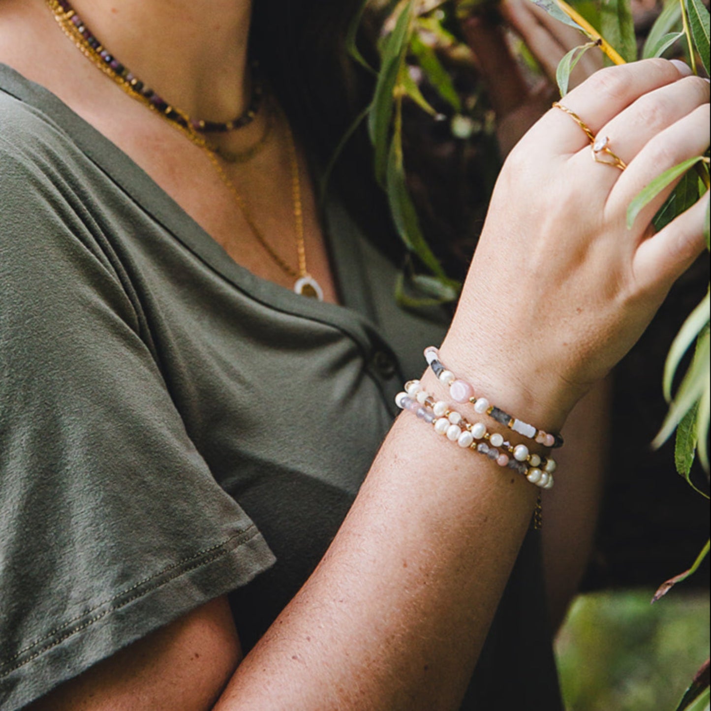 Bracelet en pierres naturelles et acier inoxydable plaqué or 18K | HÉCATE