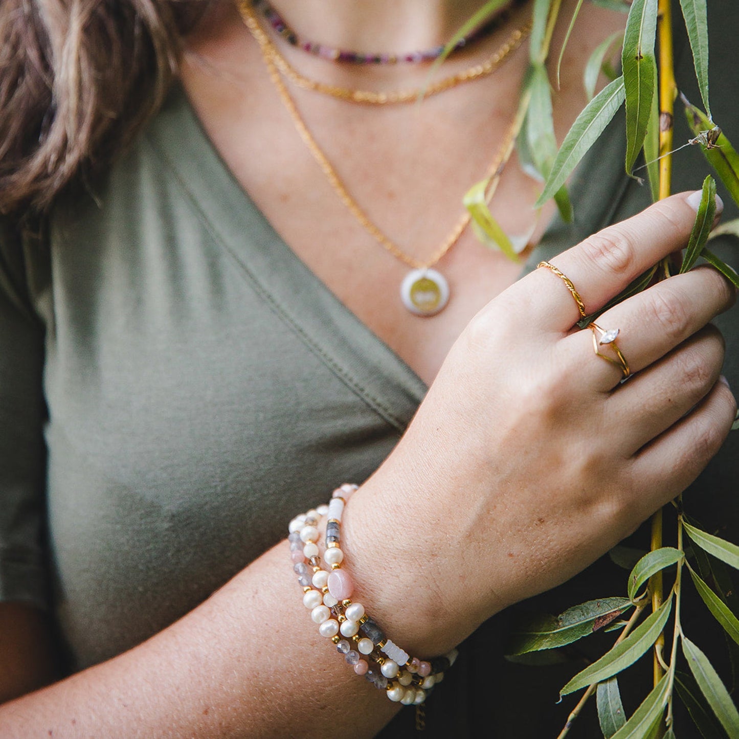 Bracelet en pierres naturelles et acier inoxydable plaqué or 18K | HÉCATE