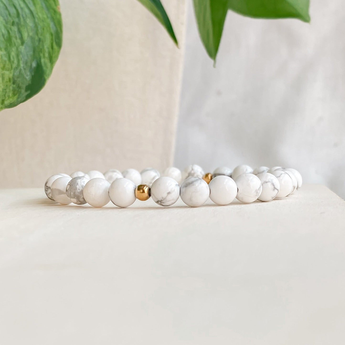 PAIX INTÉRIEURE | Bracelet en howlite et acier inoxydable or