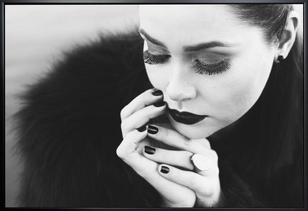 Wall art between fingers