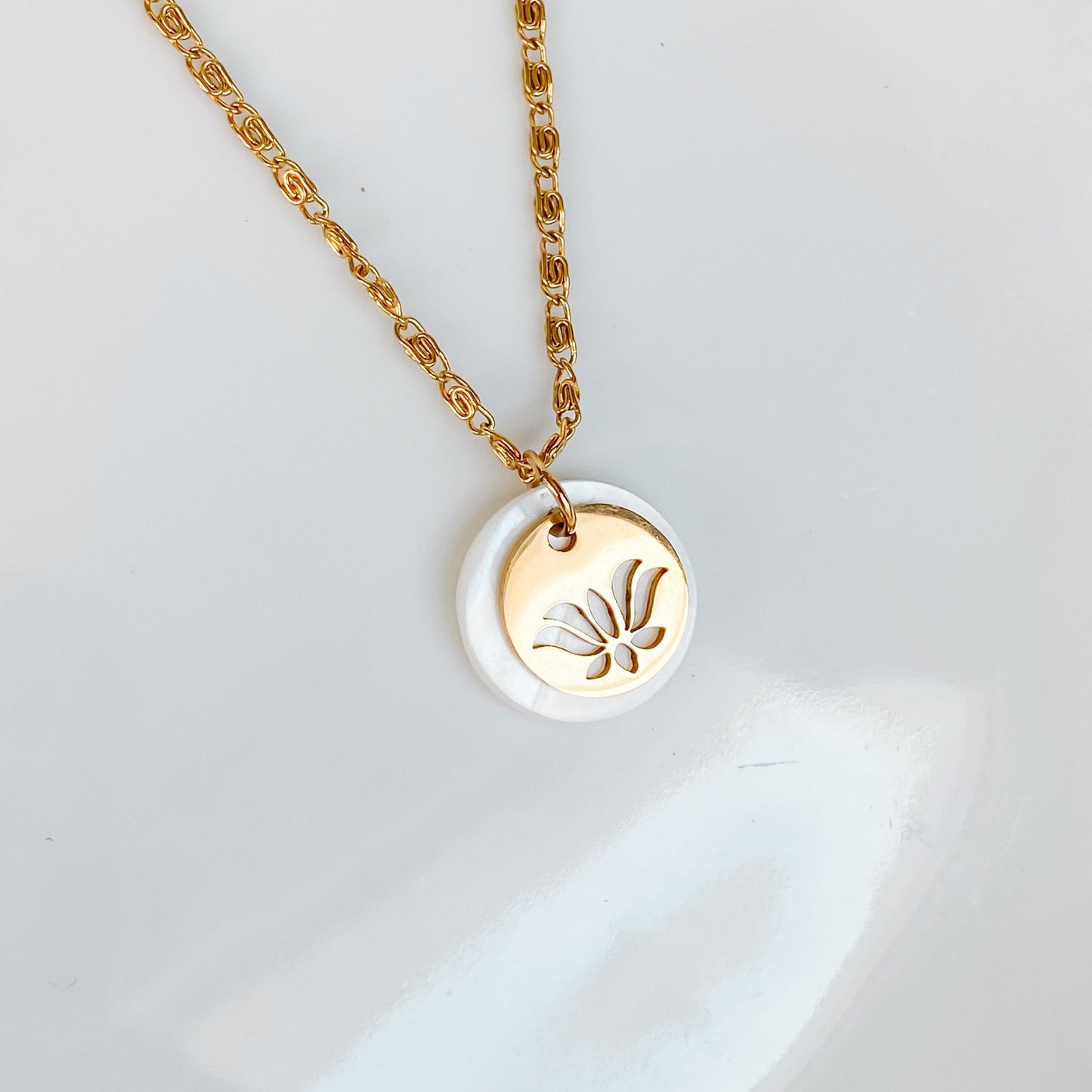 Collier doré en nacre et fleur de lotus | THÉTIS