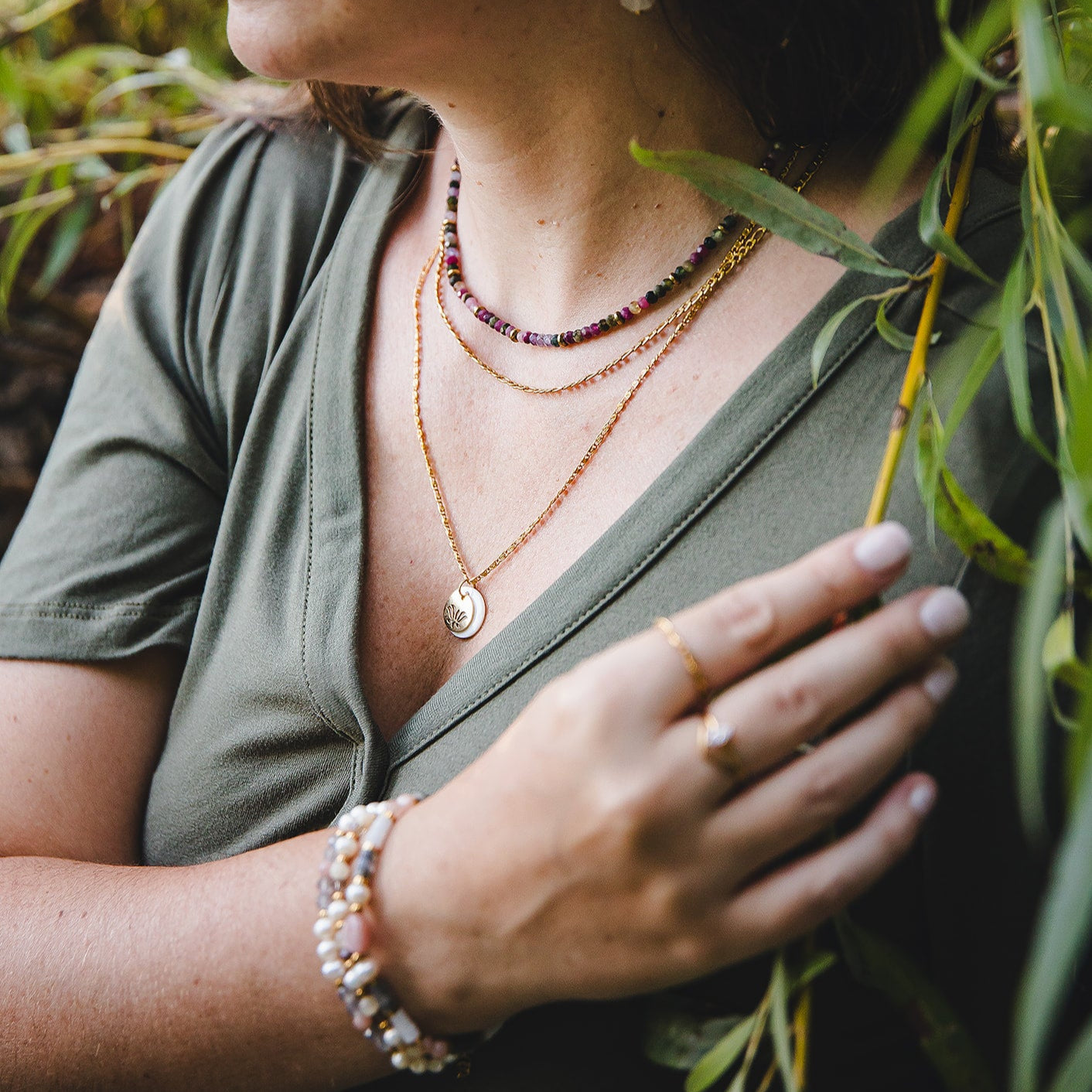 Collier doré en nacre et fleur de lotus | THÉTIS