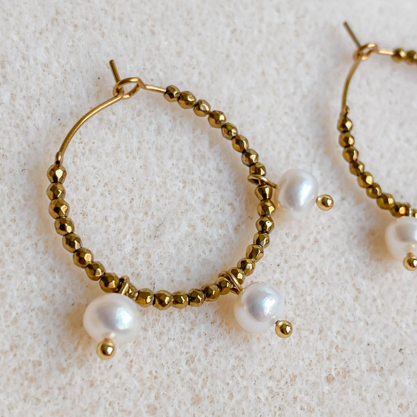 Boucles d’oreilles créoles dorées avec perles d’eau douce | AURÉA