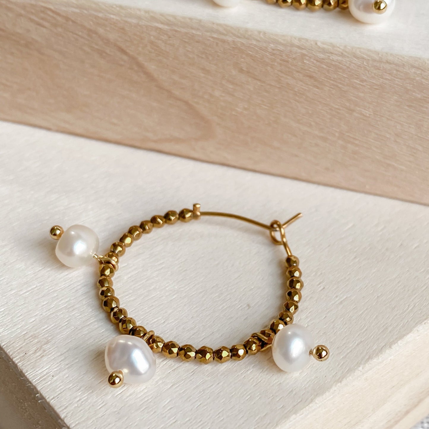 Boucles d’oreilles créoles dorées avec perles d’eau douce | AURÉA