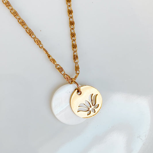Collier doré en nacre et fleur de lotus | THÉTIS