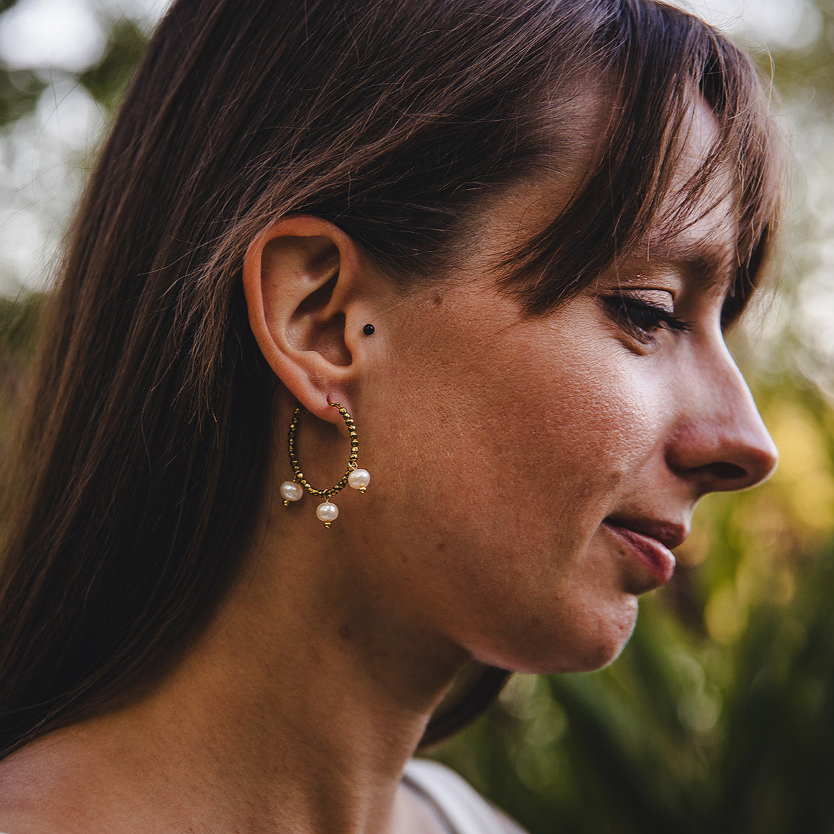 Boucles d’oreilles créoles dorées avec perles d’eau douce | AURÉA